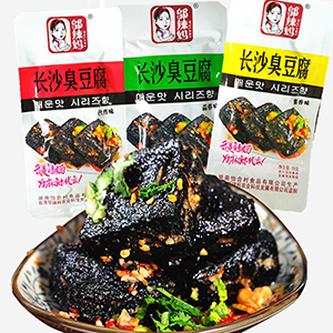 What industries are bag-feeding packaging machines suitable for?